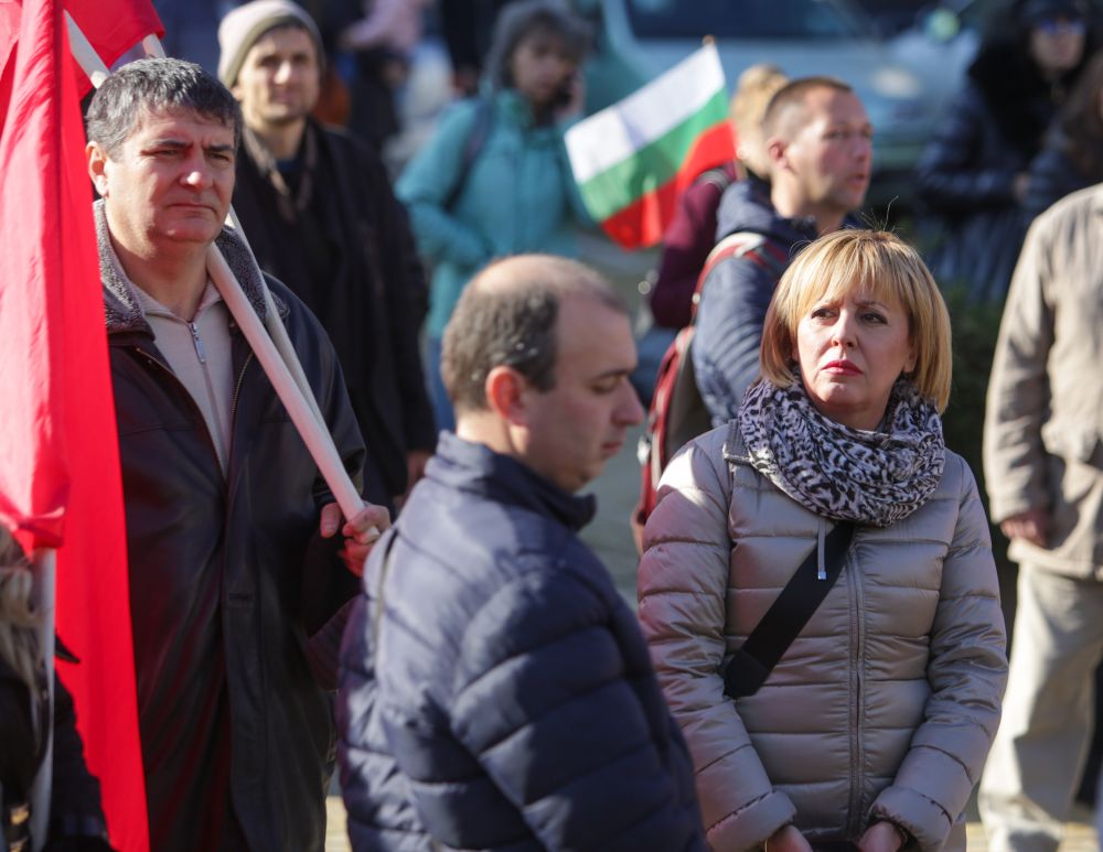 Граждани се събраха пред Народното събрание, за да изразят протеста си срещу изпращането на оръжия в Украйна, за решаването на конфликта по мирен път, както и срещу изпращането на жива сила към военния конфликт. Според протестиращите евентуално изпращане на оръжия от България към Украйна би означавало и вероятна мобилизация на жива сила.