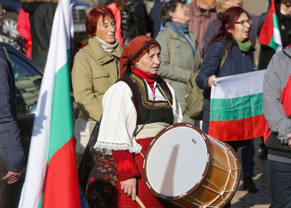 Граждани се събраха пред Народното събрание, за да изразят протеста си срещу изпращането на оръжия в Украйна, за решаването на конфликта по мирен път, както и срещу изпращането на жива сила към военния конфликт. Според протестиращите евентуално изпращане на оръжия от България към Украйна би означавало и вероятна мобилизация на жива сила.