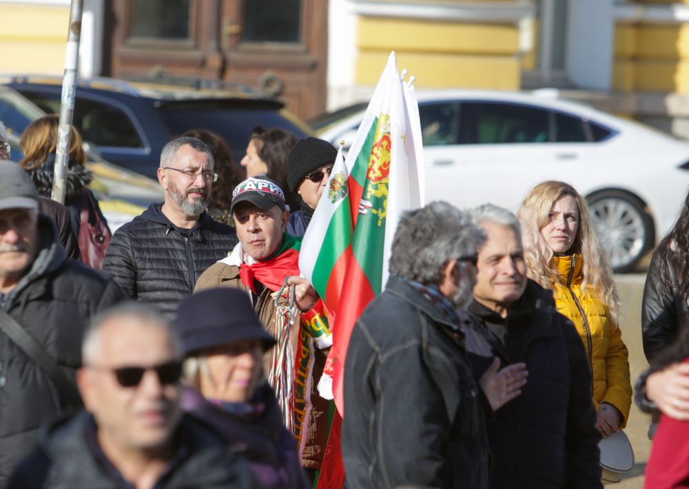 Граждани се събраха пред Народното събрание, за да изразят протеста си срещу изпращането на оръжия в Украйна, за решаването на конфликта по мирен път, както и срещу изпращането на жива сила към военния конфликт. Според протестиращите евентуално изпращане на оръжия от България към Украйна би означавало и вероятна мобилизация на жива сила.