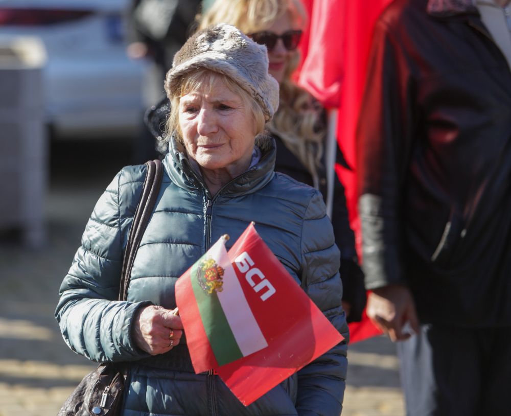 Граждани се събраха пред Народното събрание, за да изразят протеста си срещу изпращането на оръжия в Украйна, за решаването на конфликта по мирен път, както и срещу изпращането на жива сила към военния конфликт. Според протестиращите евентуално изпращане на оръжия от България към Украйна би означавало и вероятна мобилизация на жива сила.