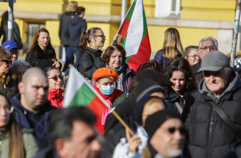 Граждани се събраха пред Народното събрание, за да изразят протеста си срещу изпращането на оръжия в Украйна, за решаването на конфликта по мирен път, както и срещу изпращането на жива сила към военния конфликт. Според протестиращите евентуално изпращане на оръжия от България към Украйна би означавало и вероятна мобилизация на жива сила.