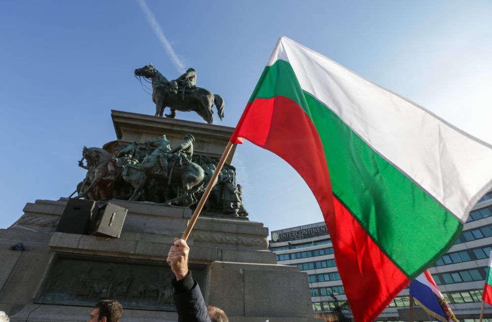 Граждани се събраха пред Народното събрание, за да изразят протеста си срещу изпращането на оръжия в Украйна, за решаването на конфликта по мирен път, както и срещу изпращането на жива сила към военния конфликт. Според протестиращите евентуално изпращане на оръжия от България към Украйна би означавало и вероятна мобилизация на жива сила.