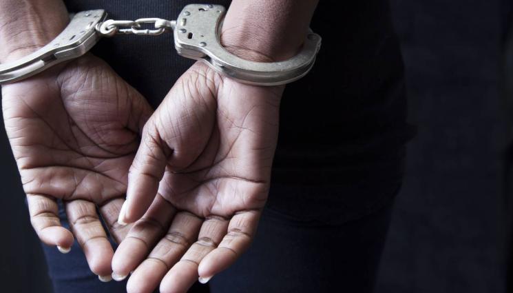 жена белезници полиция