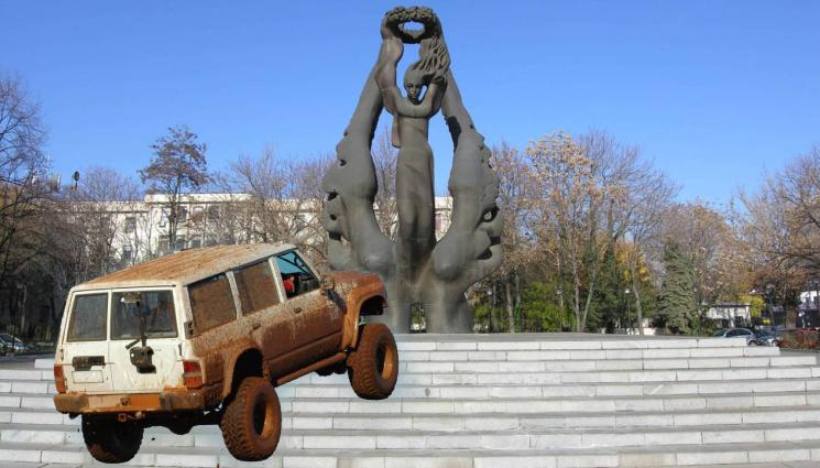 джип - Джипове катерят паметника на Съединението в Пловдив (ВИДЕО)