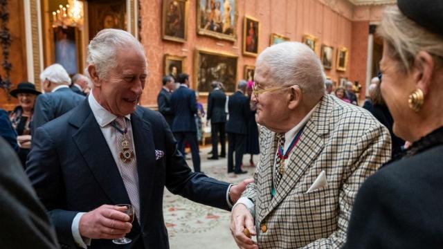 Фурор в Бъкингамския дворец: С жълти кроксове на прием при Чарлз Трети (СНИМКИ)