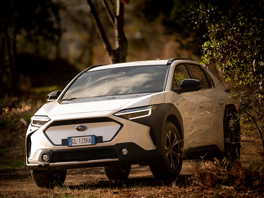 Първият електромобил на Subaru залага на традиционните японски ценности, пречупени през нова призма. Компанията демонстрира, че електромобил може да е отличен и извън пътя