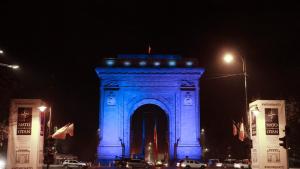 Триумфалната арка в Букурещ грейна в синьо Тя ще бъде осветена
