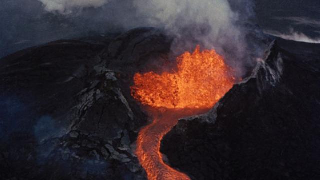 На Хаваите започна да изригва вулканът Мауна Лоа (ВИДЕО)