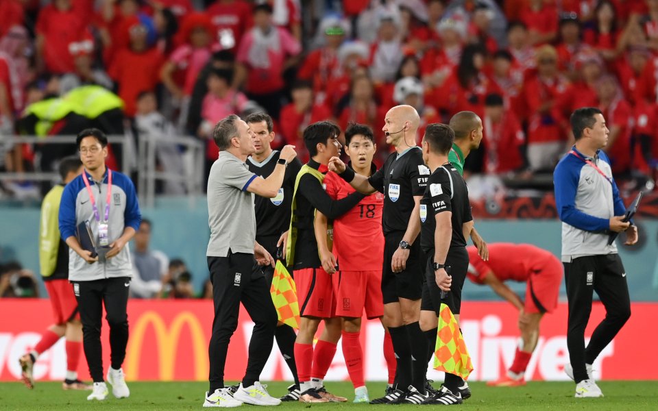 Червен картон за треньора на Южна Корея
