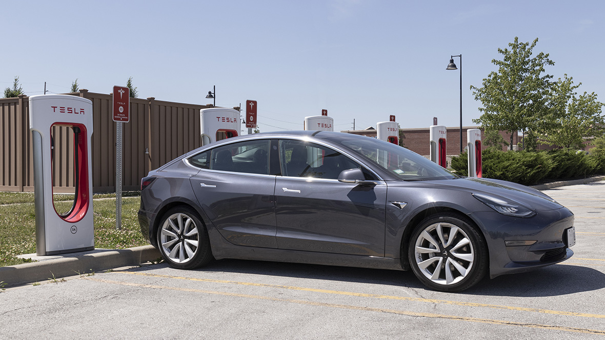 Tesla Model 3 зарядна станция електромобили