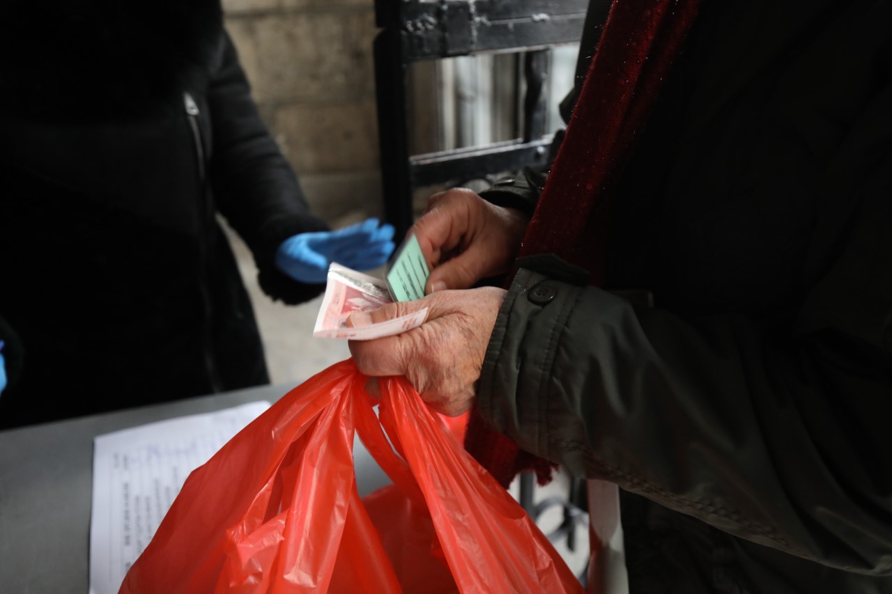 <p>В България също стават чудеса! Млад мъж раздаде пари на бедните в църквата &quot;Света Петка&quot; в София</p>