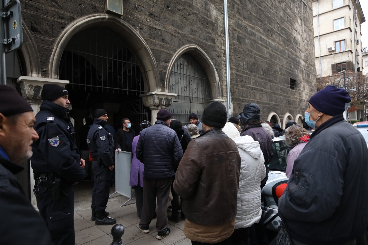 <p>В България също стават чудеса! Млад мъж раздаде пари на бедните в църквата &quot;Света Петка&quot; в София</p>