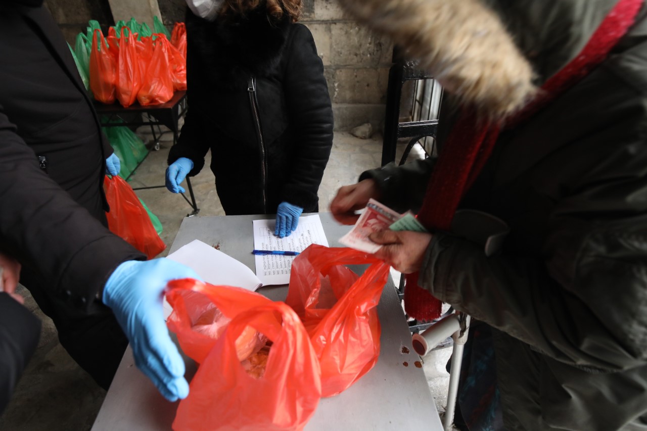 <p>В България също стават чудеса! Млад мъж раздаде пари на бедните в църквата &quot;Света Петка&quot; в София</p>