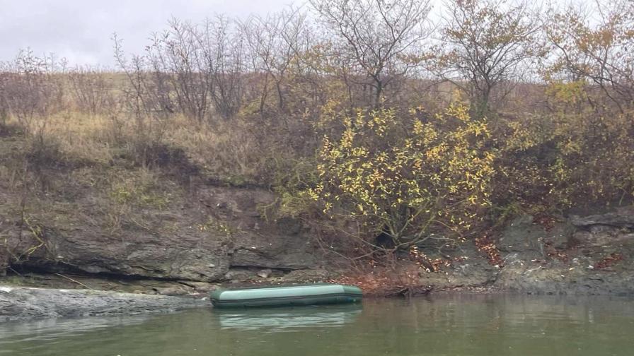 Откриха лодката на двамата рибари, които изчезнаха във водите на езеро край Бургас