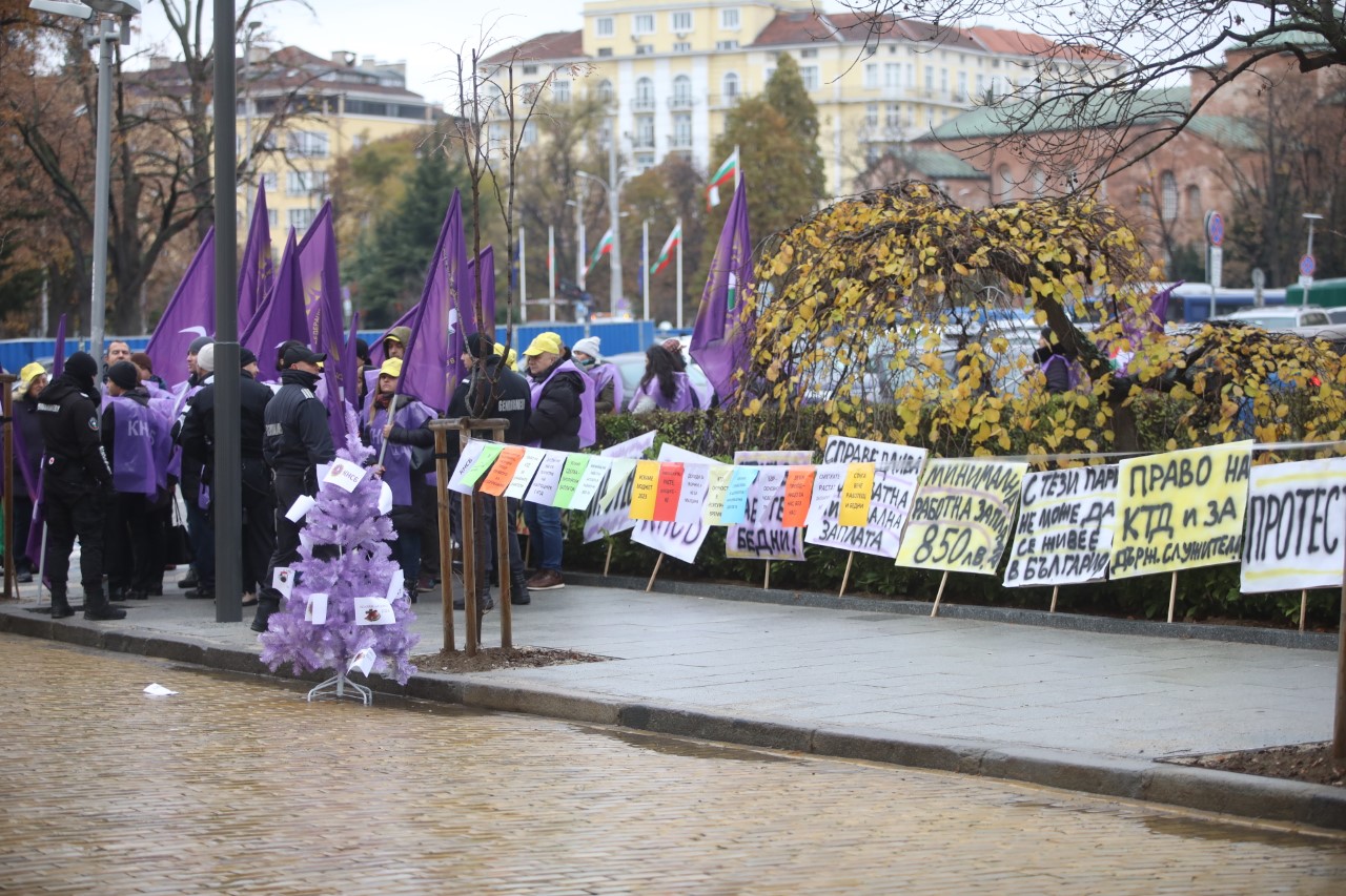 <p>Протестна синдикална елха донесоха пред Народното събрание представители на Конфедерацията на независимите синдикати в България</p>