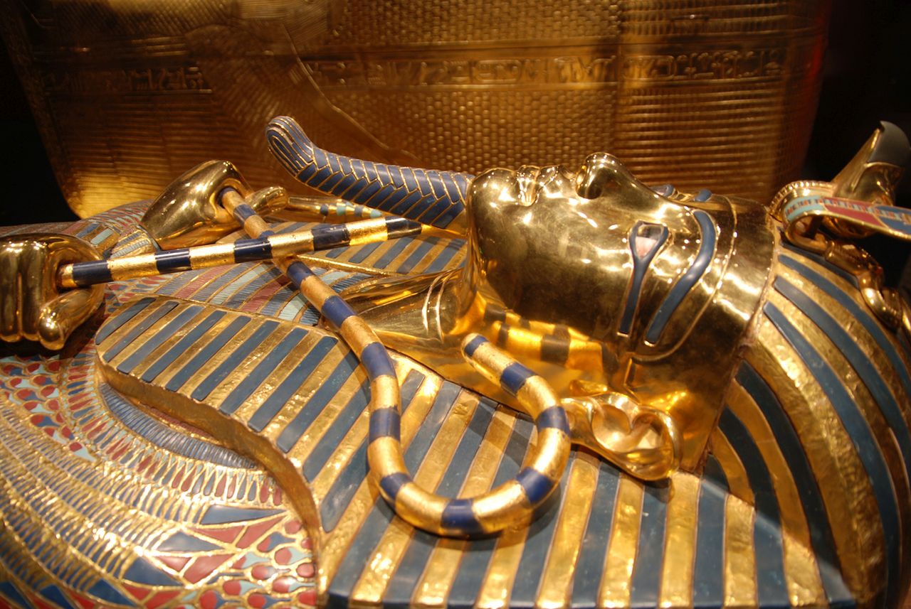 <p><strong>Теорията за египетския фараон</strong></p>

<p>Египетските фараони са вярвали, че смъртта е временна. Поради тази причина мумифицирането е от съществено значение за запазването на тялото за втория му живот.</p>