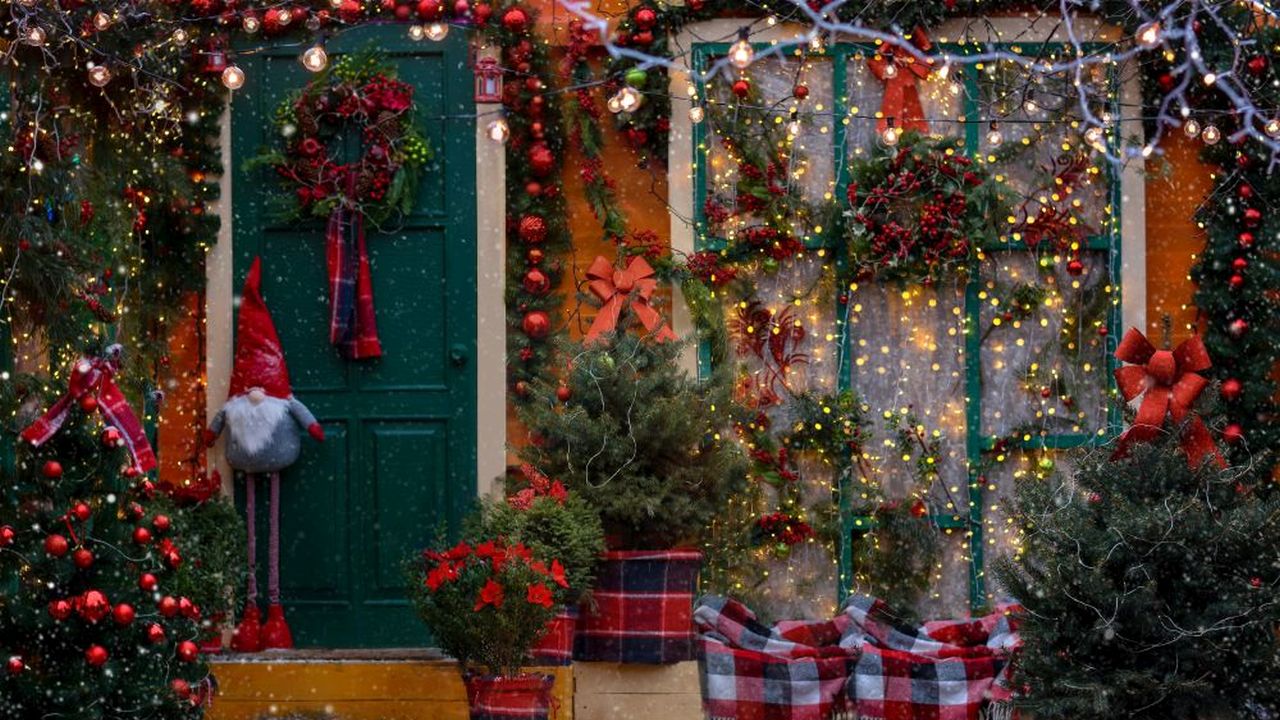 1. Доза позитивизъм: Коледната украса, светлинките, базарите, подаръците – всичко това носи така нужните ни положителни емоции.