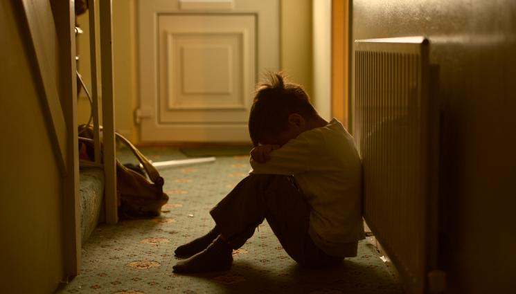 дете - ПРИОРИТЕТИ: Баща загуби попечителството върху дъщеря си, оставил я на смарт уред, за да отиде на кръчма