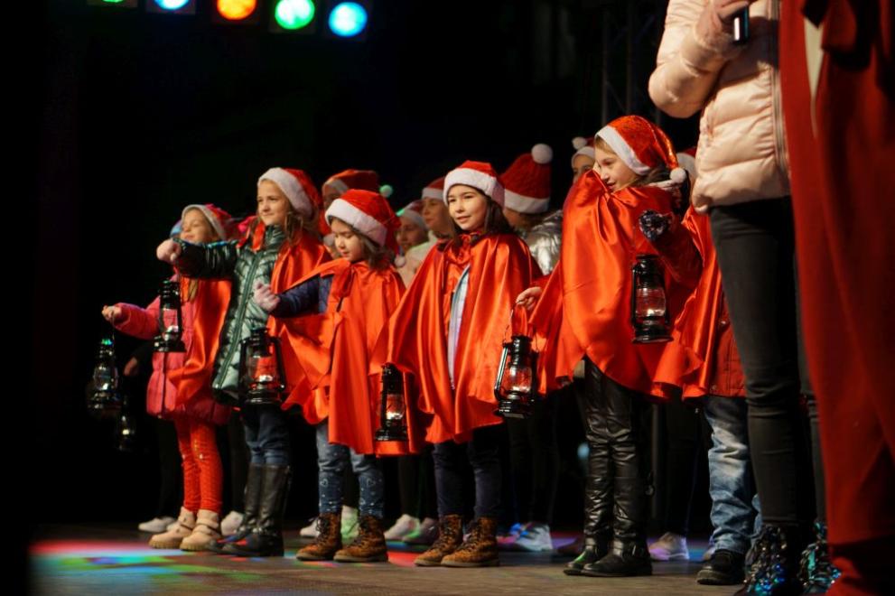 Пред очите на стотици русенски деца на 30 ноември бе