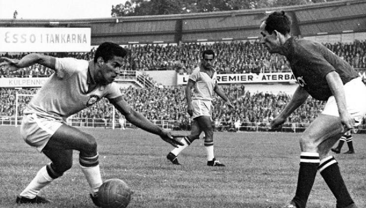 златно време Гаринча - Ретро спорт: Танцьорка съблазнява Гаринча под душа