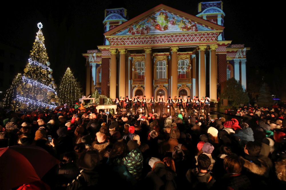 С богата програма, светлините на коледната елха в София пред Народния театър грейнаха пред стотици посетители.