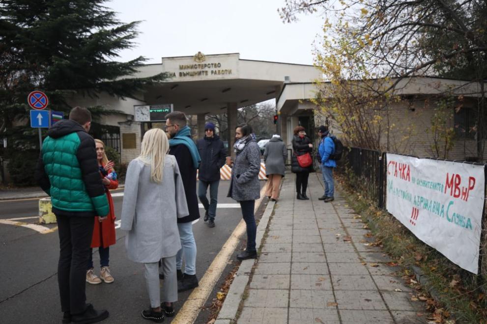 Постъпват сигнали от служители в МВнР, които споделят за оказван