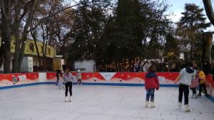 Безплатна ледена пързалка край входа на Летния театър във Варна