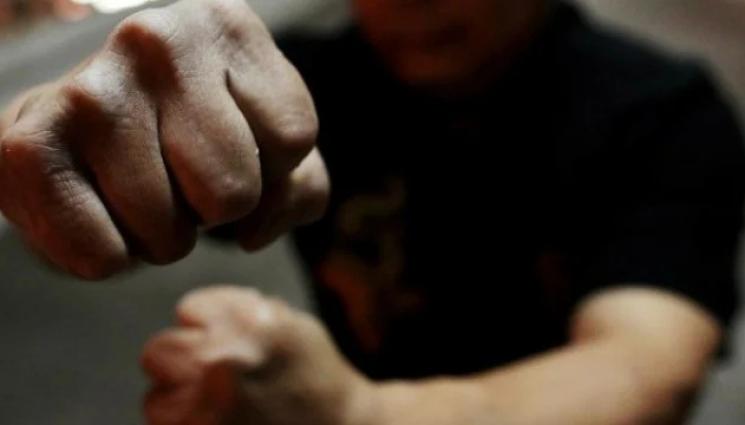 побой - КЮТЕК В ШКОЛОТО: Ученик налетя на даскал!