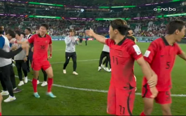 Футболистите на Южна Корея празнуват класирането си на 1/8 финалите на Световното първенство в Катар