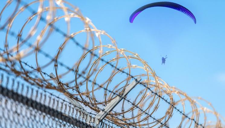 z - ТАРИКАТЛЪК: Мигрант прелетя през граница с парапланер (ВИДЕО)