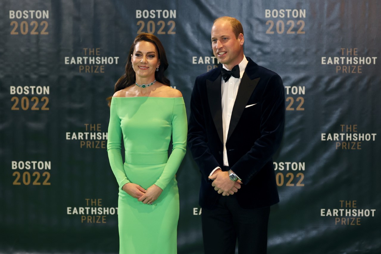 <p>Британският принц Уилям приключи тридневното си посещение в САЩ с гала церемония за наградите &quot;Earthshot&quot; в петък вечер, на която говори с оптимистичен тон за разрешаването на световните проблеми с околната среда чрез &quot;надежда, оптимизъм и спешни действия&quot;. Той бе придружен от съпругата си Кейт.</p>