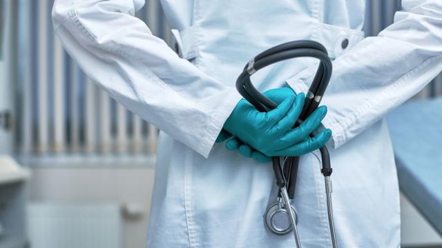 Лекар пробяга километър за черния дроб на пациент, блокиран в задръстване 