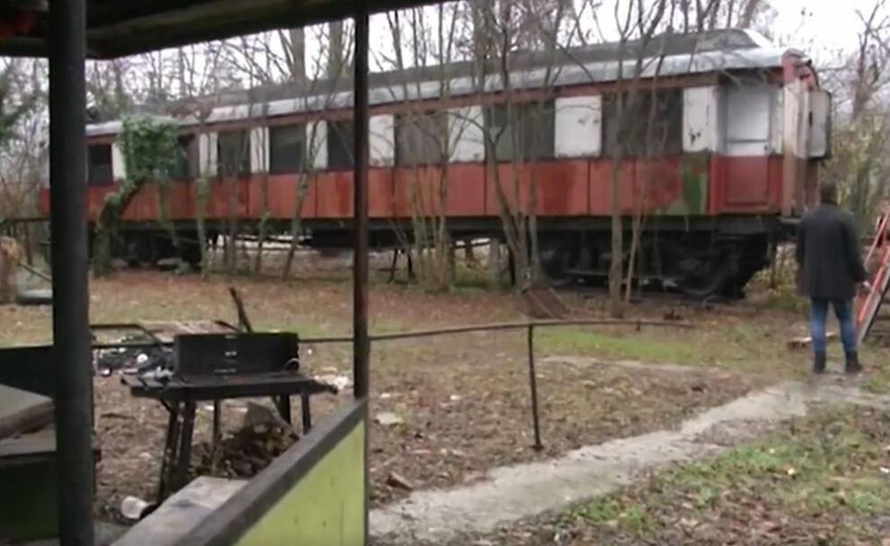 Изоставени и пустеещи са железопътни вагони част от Царските влакове