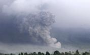 Oблаци от горещ газ и реки от лава: Вулканът Семеру в Индонезия започна да изригва