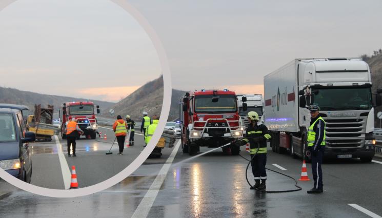 катастрофа Струма - БЛОКАДА НА ПЪТЯ: Камион разпиля товара си на магистрала „Струма“