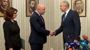 Президентът Румен Радев връчи първия проучвателен мандат за съставяне на правителство