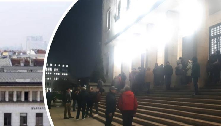 монета цар калоян - ВЪПРЕКИ СТУДА: Стотици на опашка за монета