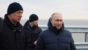 Президентът на Русия Владимир Путин премина с Mерцедес по Кримския