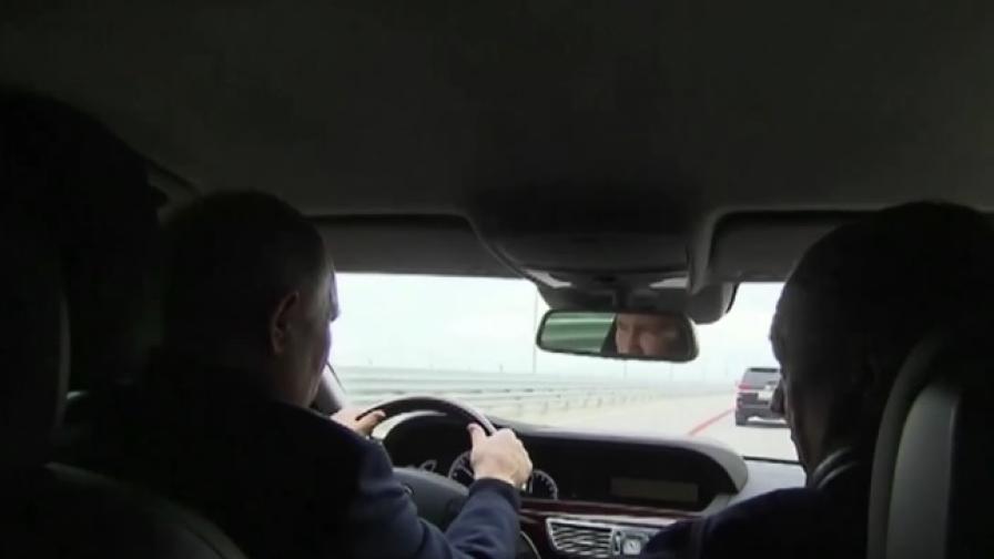 Путин мина с „Мерцедес” по Кримския мост