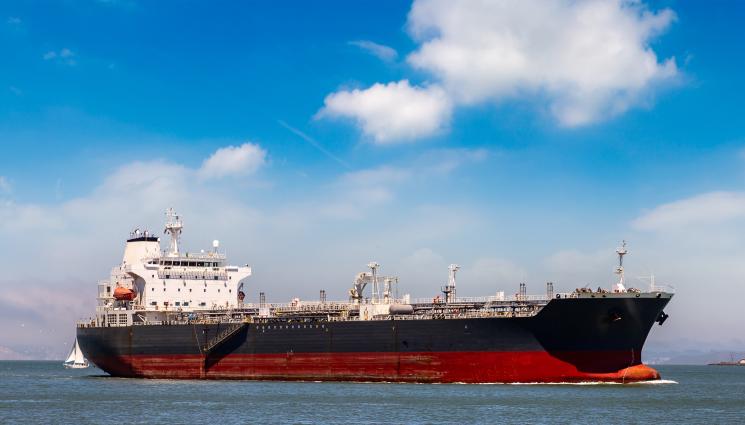 танкер - Танкер се преобърна край Япония, двама души са изчезнали