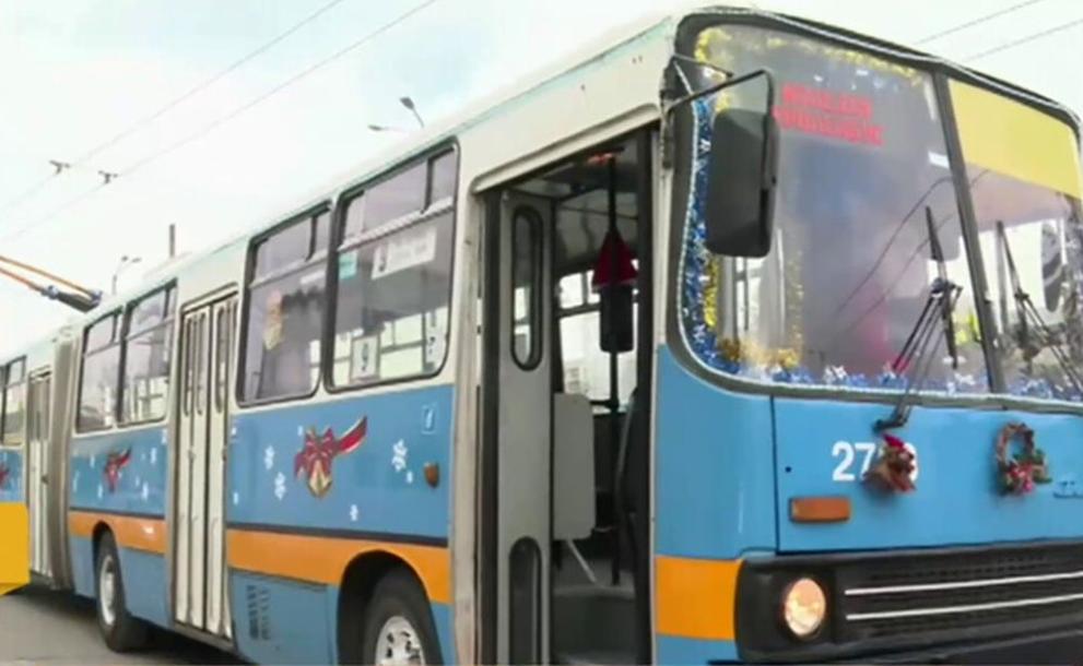 От днес в София тръгва специален коледен тролейбус с шофьор,