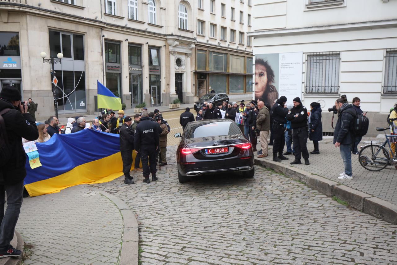 Протест блокира за кратко руския посланик Елеонора Митрофанова в "Св. Николай Чудотворец" /Руската църква/ в София, където тя присъства на църковна служба.