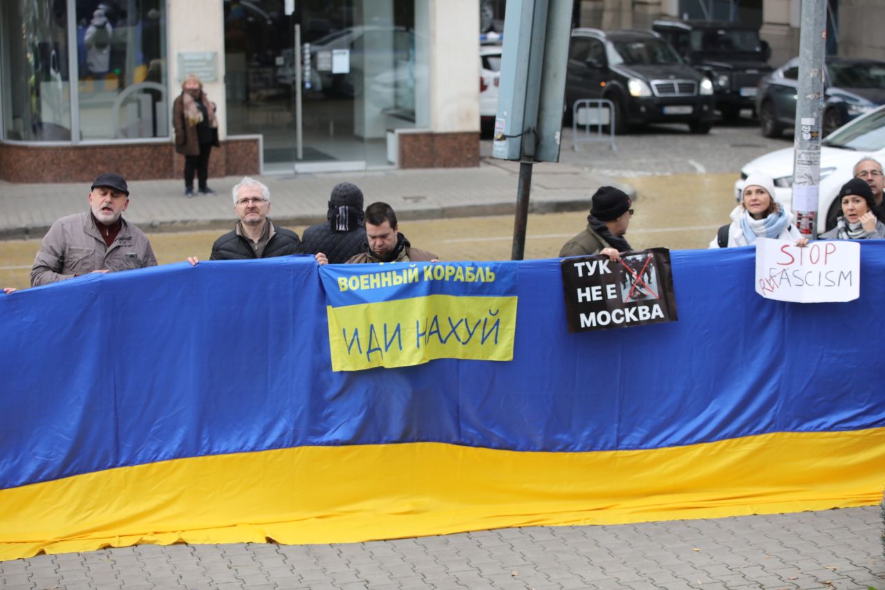 Протест блокира за кратко руския посланик Елеонора Митрофанова в "Св. Николай Чудотворец" /Руската църква/ в София, където тя присъства на църковна служба.