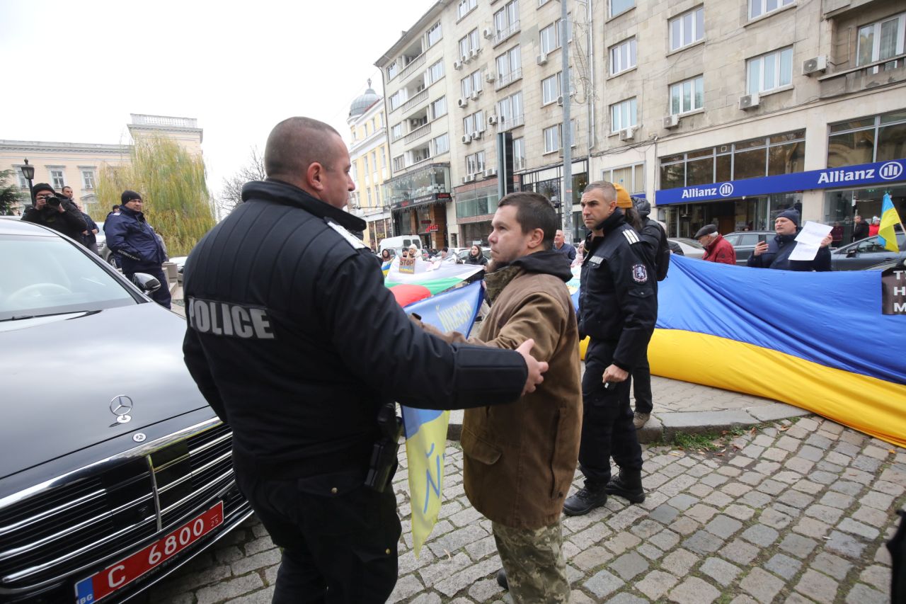 Протест блокира за кратко руския посланик Елеонора Митрофанова в "Св. Николай Чудотворец" /Руската църква/ в София, където тя присъства на църковна служба.