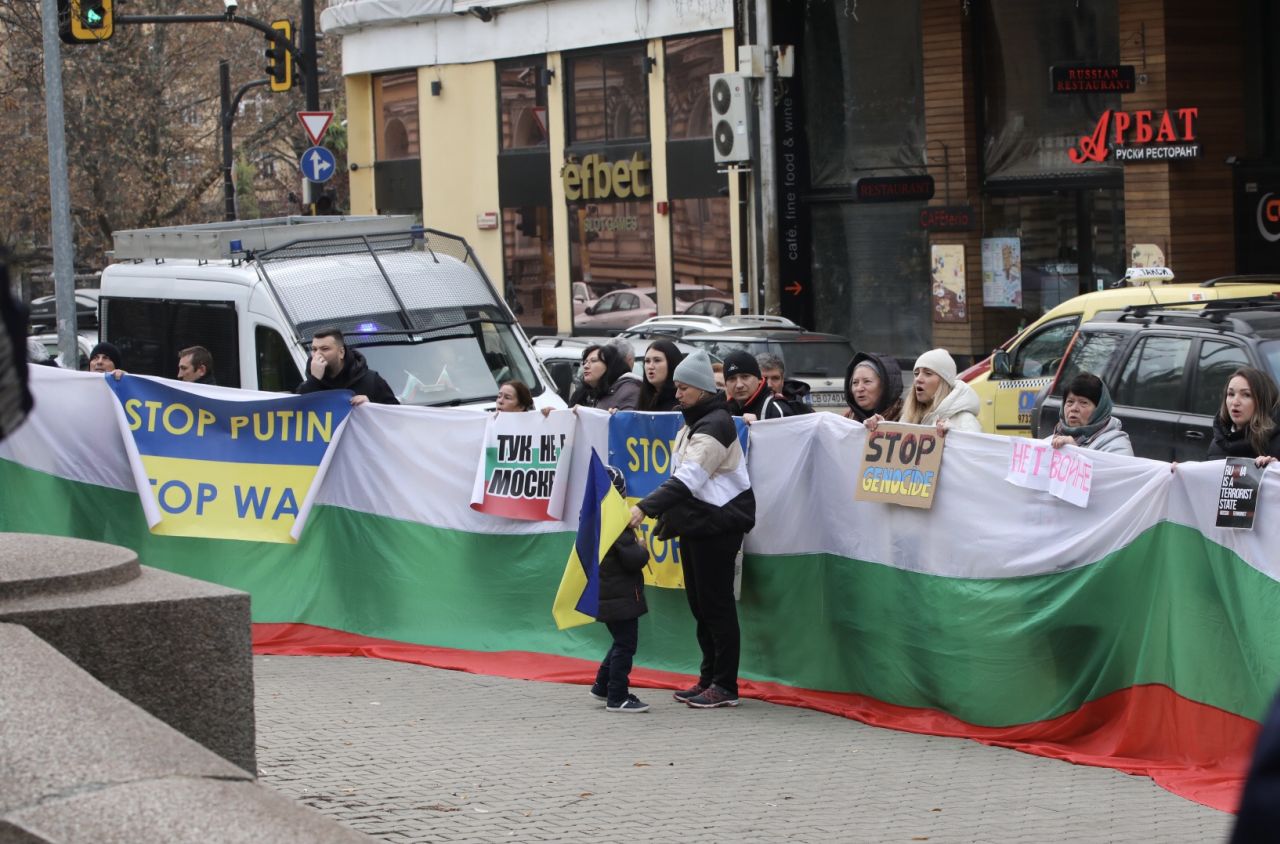 Протест блокира за кратко руския посланик Елеонора Митрофанова в "Св. Николай Чудотворец" /Руската църква/ в София, където тя присъства на църковна служба.