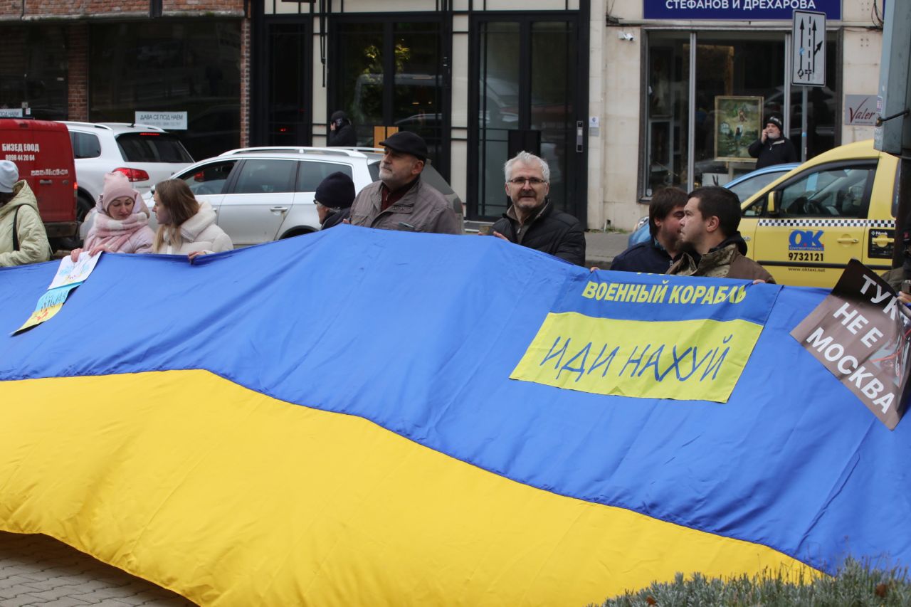 Протест блокира за кратко руския посланик Елеонора Митрофанова в "Св. Николай Чудотворец" /Руската църква/ в София, където тя присъства на църковна служба.