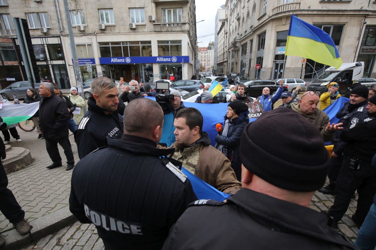 Протест блокира за кратко руския посланик Елеонора Митрофанова в "Св. Николай Чудотворец" /Руската църква/ в София, където тя присъства на църковна служба.