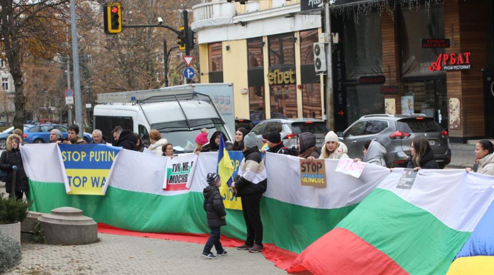 „Убийци“, „Тук не е Москва“: Митрофанова посети Руската църква на фона на протест (ГАЛЕРИЯ)