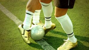 Защо футболистите носят чорапи с дупки (СНИМКИ)