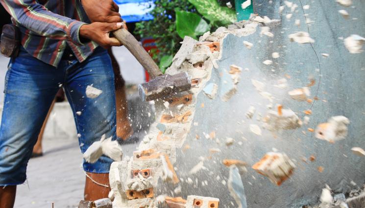 чук стена - РАЗЧИСТВАНЕ НА СМЕТКИ: Трима потрошиха с чук дома на софиянец, не бил си платил ремонта